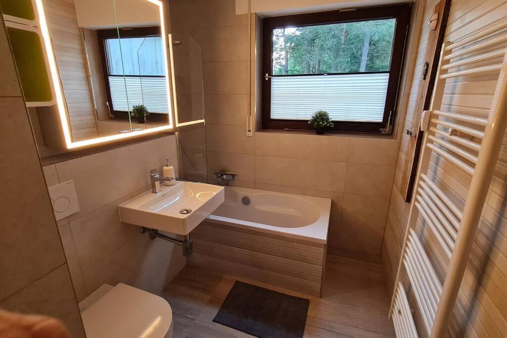 Pool, Sauna & Schwarzwald-Idylle Apartment Unterkirnach Ngoại thất bức ảnh